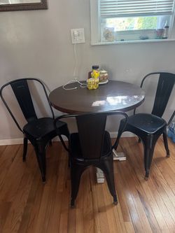 Round Dining Table with 4 Metal Chairs