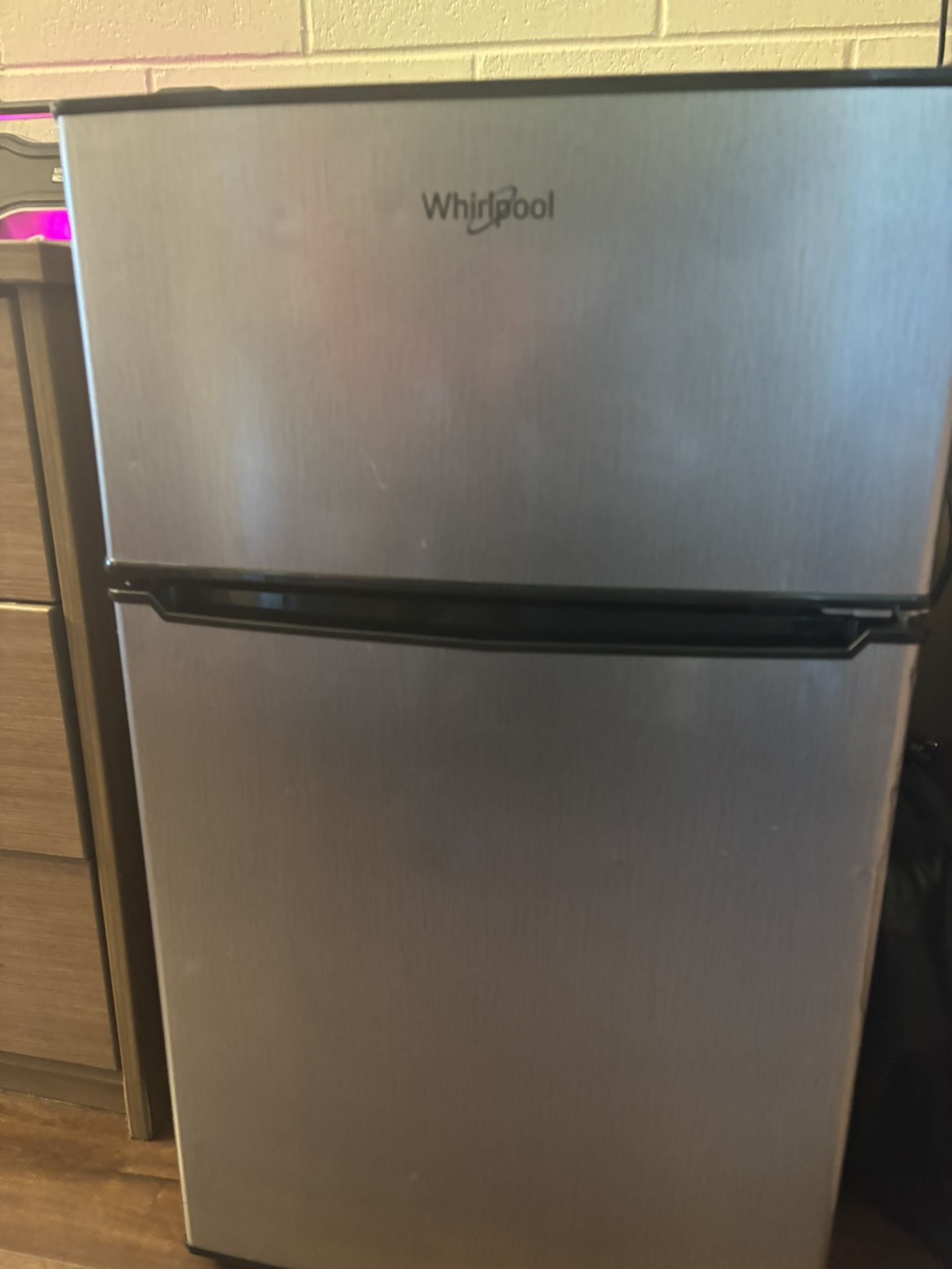 Whirlpool 4.0 cu ft Refrigerator 