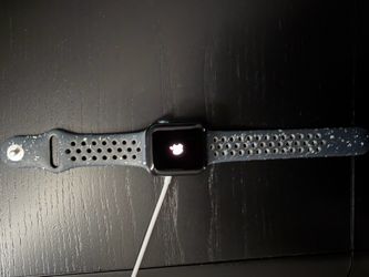 Apple Watch SE 40mm with charger