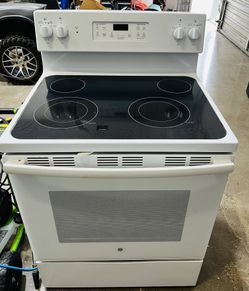 GE Free Standing Electric Range