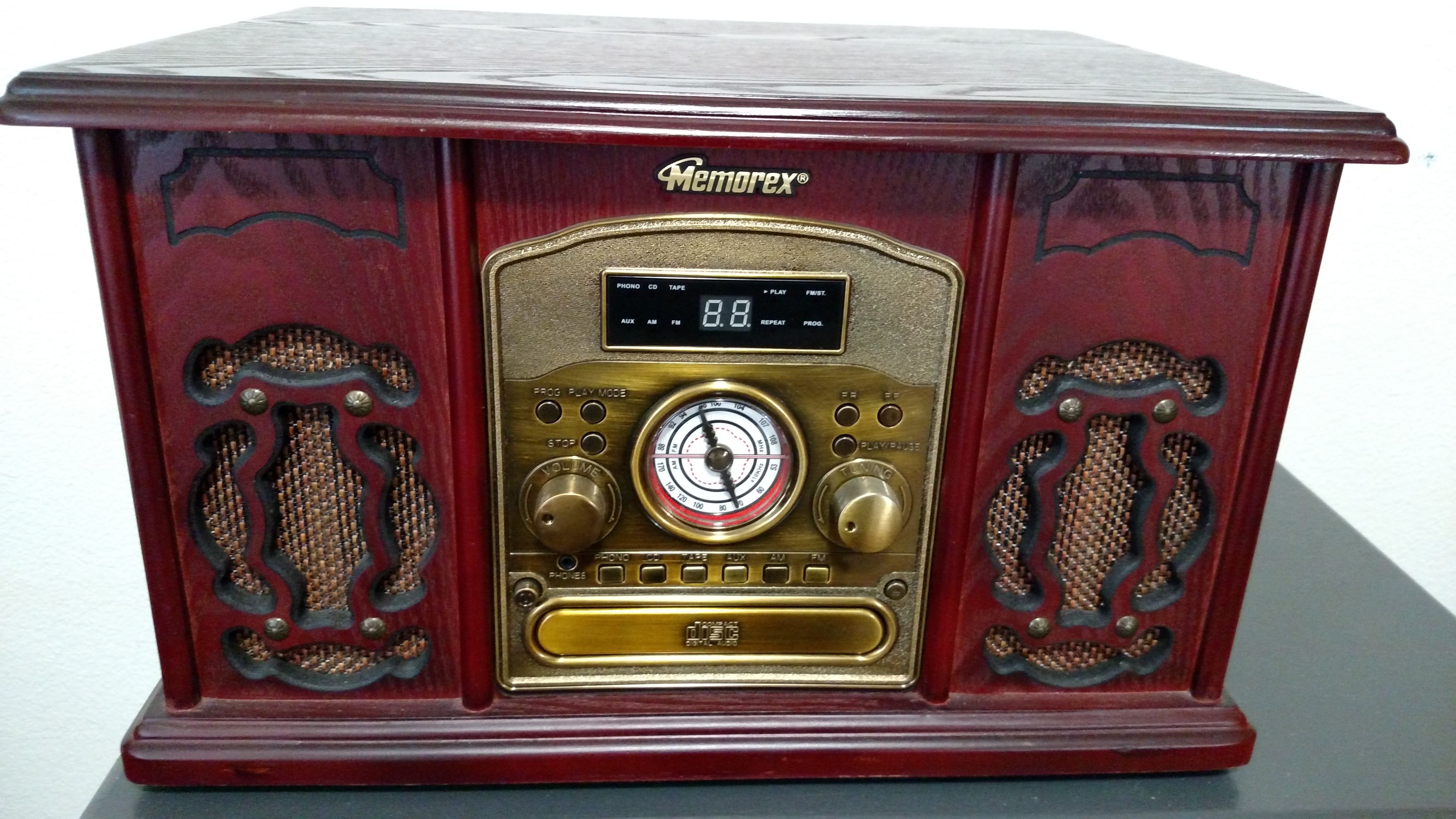 Memorex nostalgic Turntable, CD, AM/FM radio, cassette