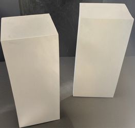 Set of 2 White Pedestal Display Stands