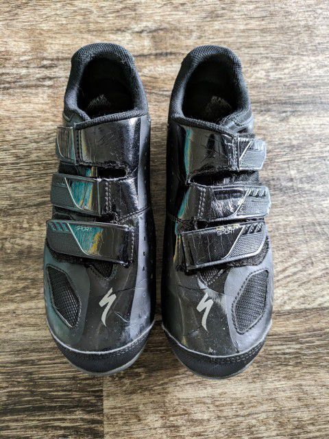 EUC Specialized Sport Body Geometry 3-strap cycling shoes mens 9 cleats. 
USED BLEMISHES 