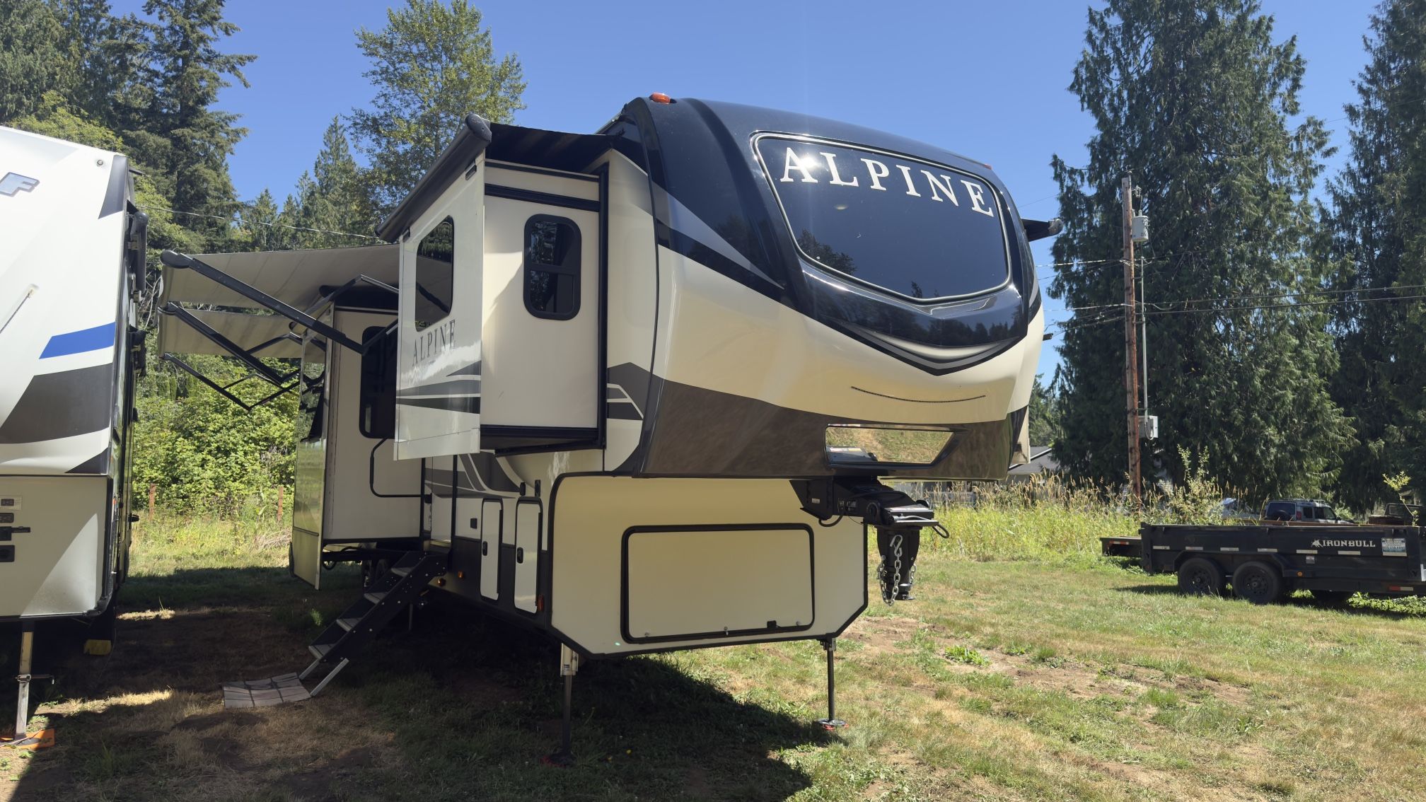 RV 2020 Keystone Alpine 3710KP – Luxury Fifth Wheel Living!