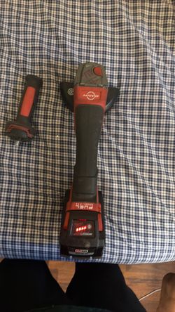 Portable Milwaukee grinder with 6.0 battery