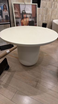 Luxury Round Table