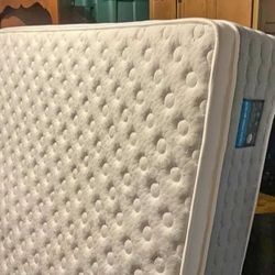 Queen size mattress and box spring