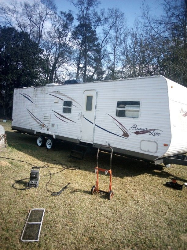 31 Ft Alumna Lite New Fridge New Roof Unit Heat And Air Needs Lots Of Work Clear Title Original Owner 750.00