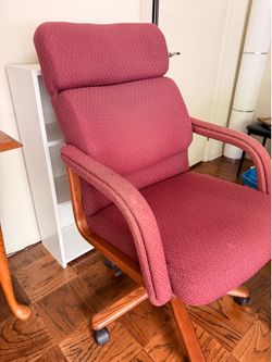 High-Back Executive Office Chair – Solid Wood Base – Rolls – Very Comfortable