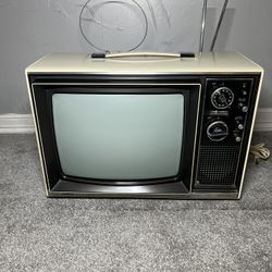Vintage MGA Tv  Model CS-131