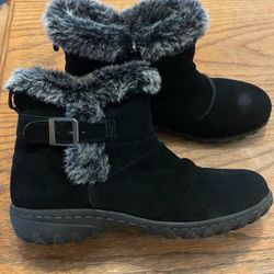 Woman’s Khombu Black Felt / Faux Fur Boots Size 9