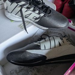 NIKE BOYS TEAM HUSTLE SZ 5.5