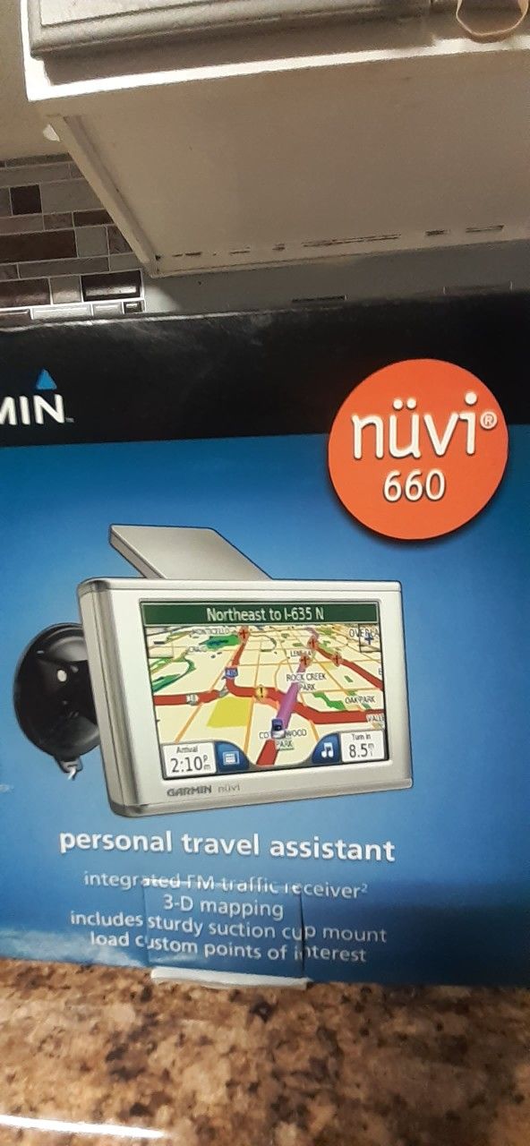 GARMIN GPS WITH WINDOW BRACKET CDS HOME CHARGER AND CAR CHARGER 