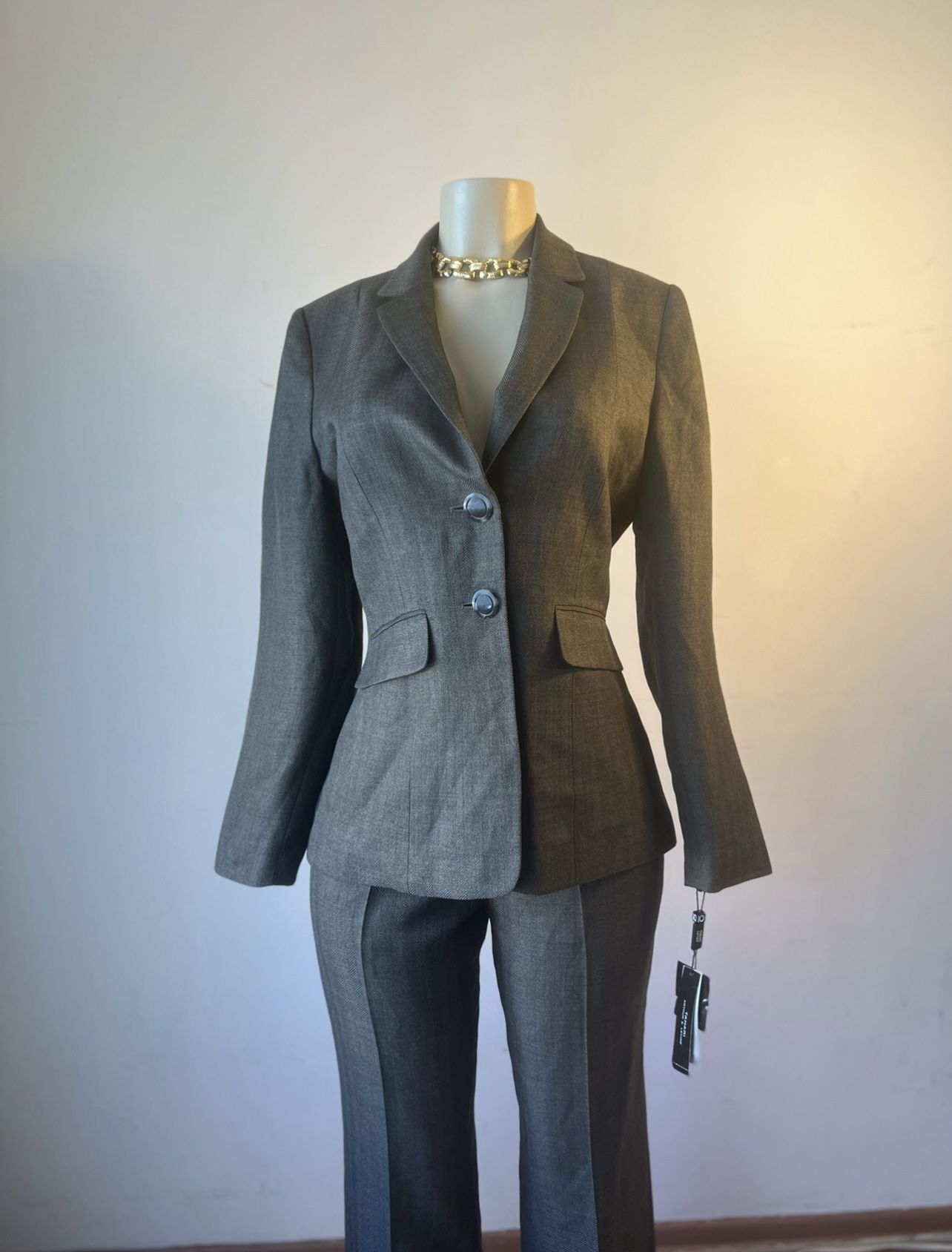 New With Tags Tahari Women’s 2-Piece Pantsuit
