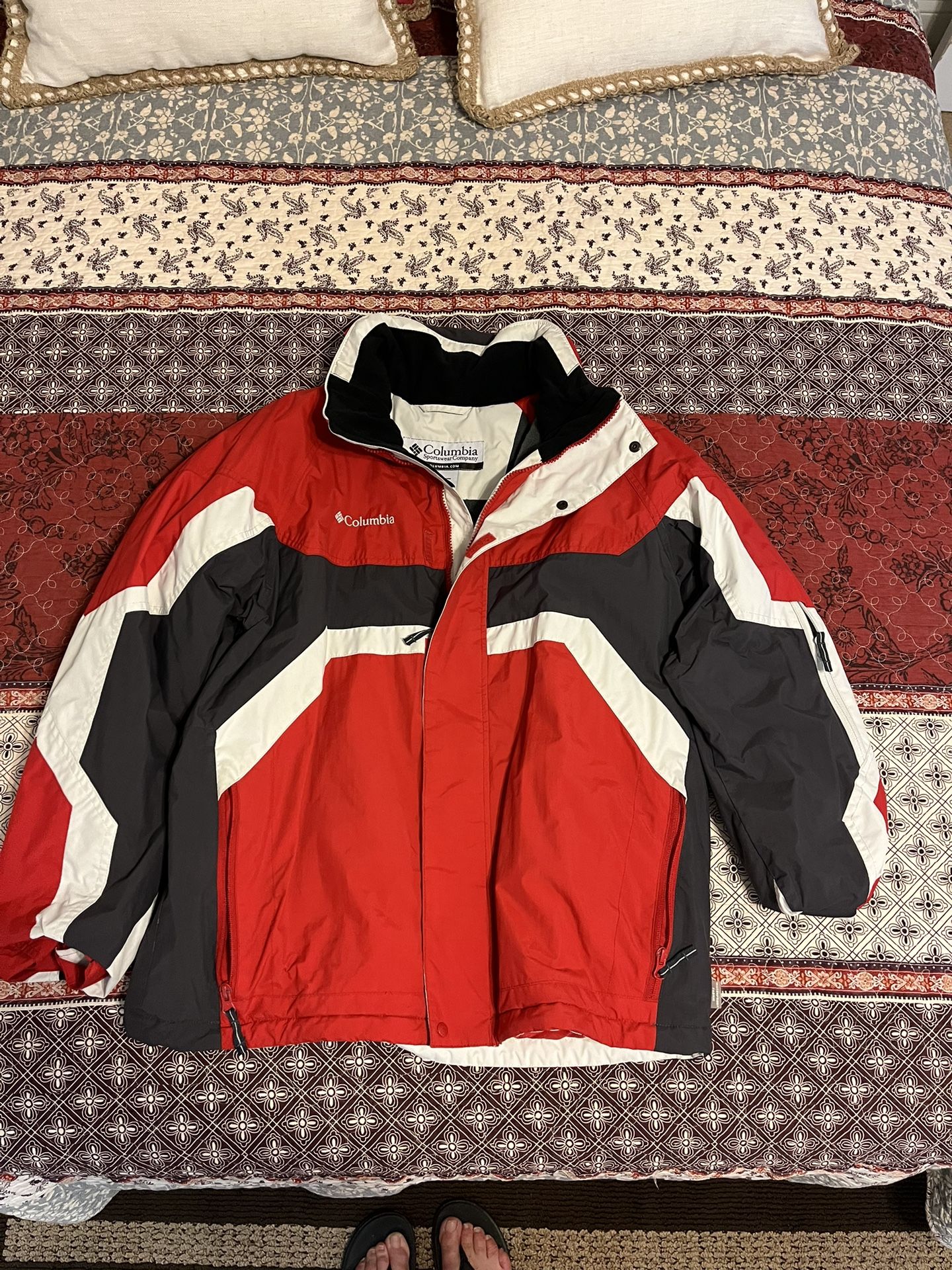 COLUMBIA SKI JACKET - BUILT IN HOOD - MEN’S MEDIUM