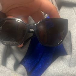 Prada women glases askinf 200$ below price 