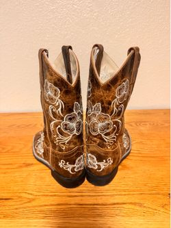 Shyanne boots , cowgirl , leather light brown with pearl outlined flowers