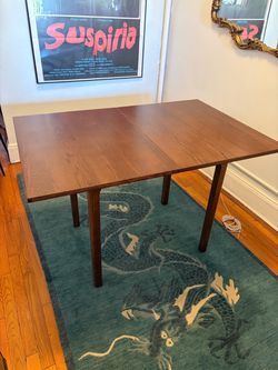 Extendable solid wood dining table
