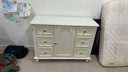 Changing table / dresser