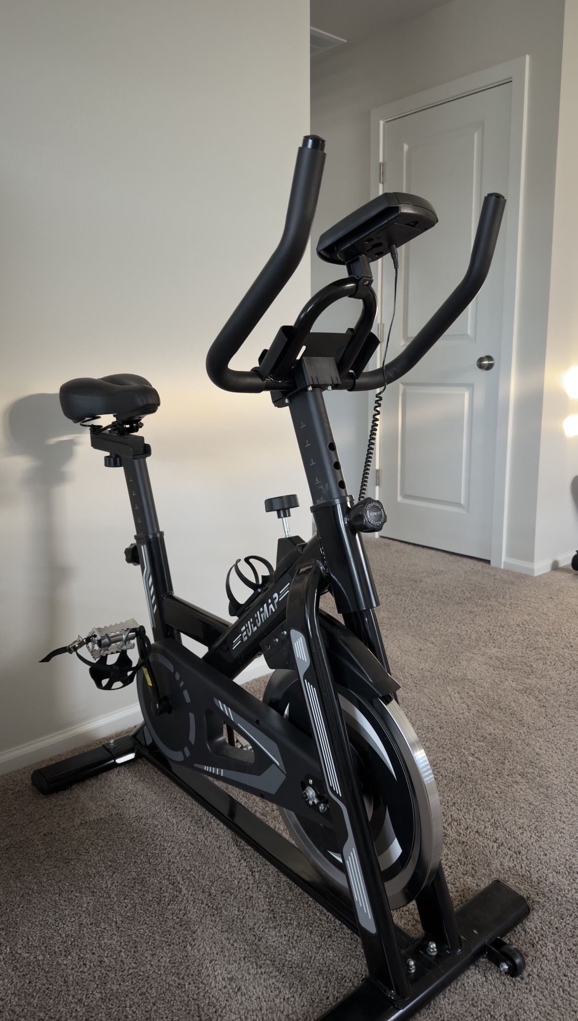 🚴♀️ Indoor Exercise Bike for Sale — Barely Used! 🏡✨