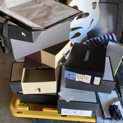 Por toda estas cajas vacias LV  Y GUCCI CHANEL