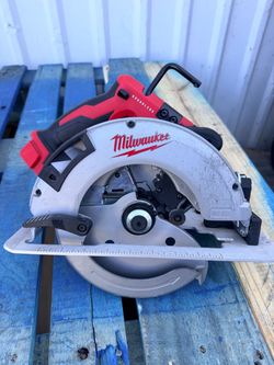 Milwaukee TOOL ONLY M18 18V Lithium-lon Brushless Cordless 7-1/4 in. Circular Saw USED $175
