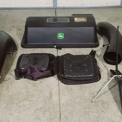 Like new John Deere 42 inch Twin Bagger for
100 Series Tractors #Bg20776. $200 .