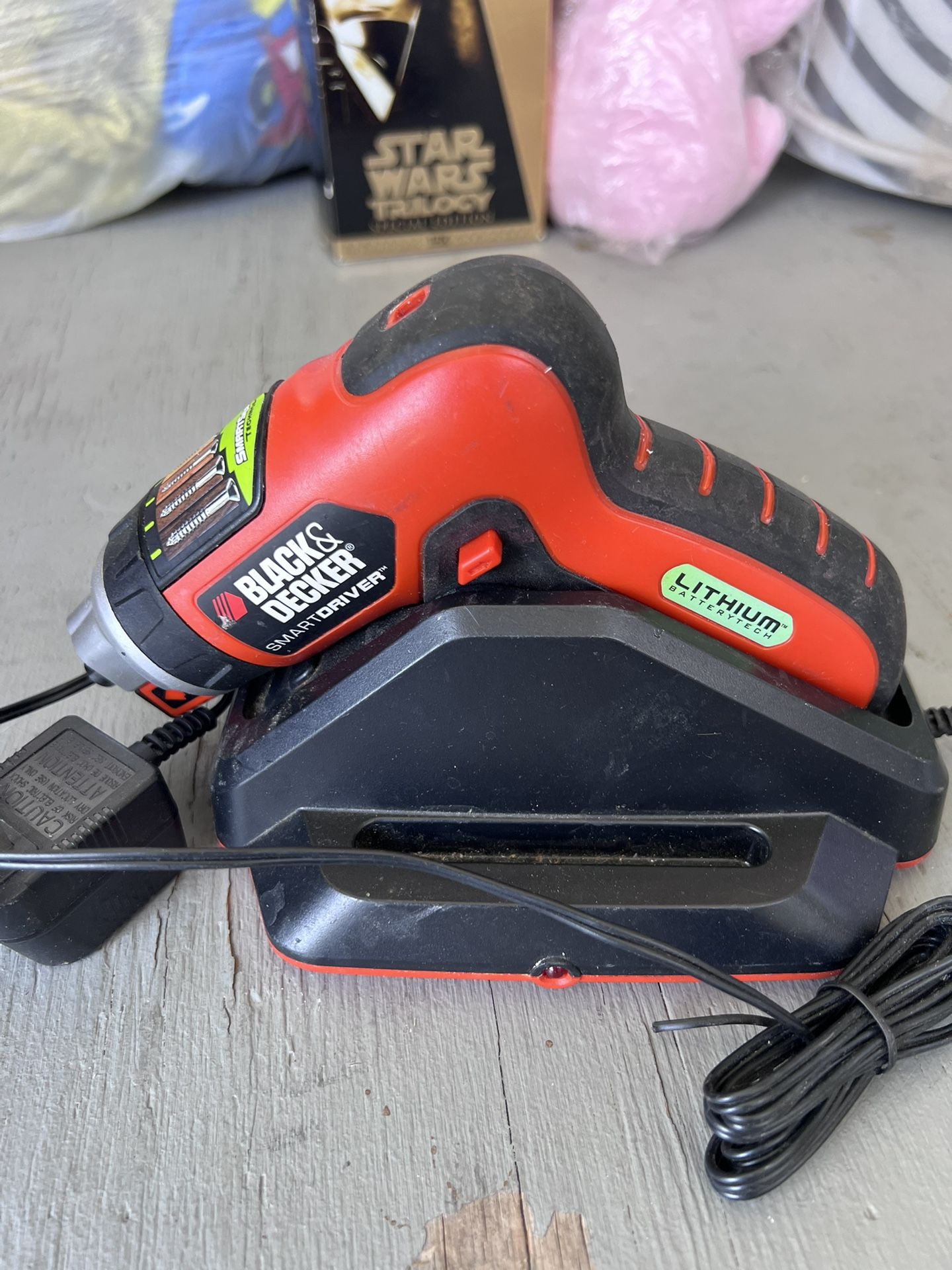 BLACK+DECKER 4V MAX Cordless Screwdriver with Screw Holder, SmartSelect (LI4000)