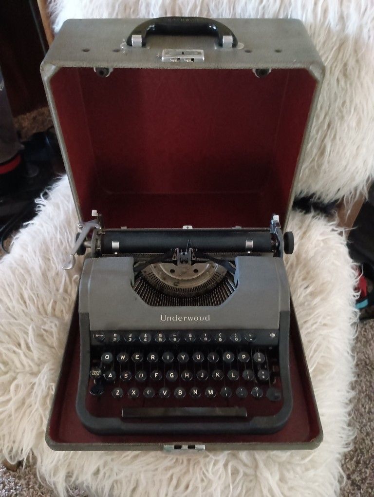 1940s Underwood Type Writer