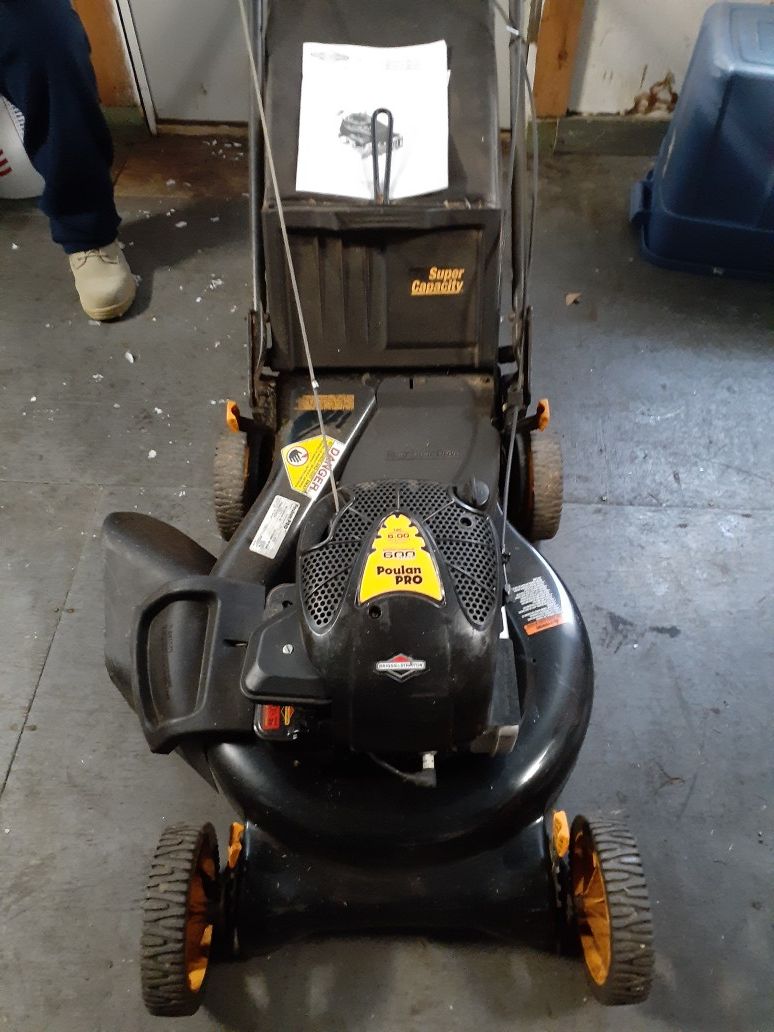 Poulan Pro 6.0 self-propelled lawn mower new condition don't lose out retails for around $500