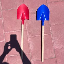 Plastic / Wood Beach shovels