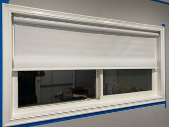 Roller blind / shade