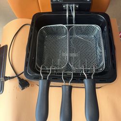 Barely Used Deep Fryer 4-5 liter, for chicken frying, onion rings, French fries etc. super awesome! 
