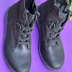 Size 8 UGG Women's Hapsburg Lace waterproof hiker, featuring seam-sealed leather and wool.