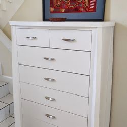 ASHLEY FURNITURE SOLID WOOD TALL DRESSER EXCELLENT CONDITION DELIVERY AVAILABLE 