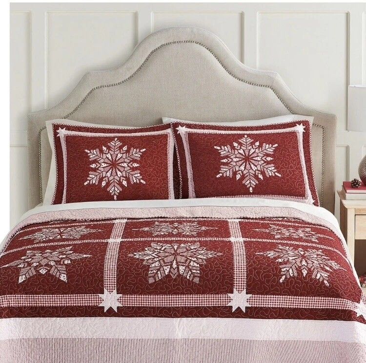 St. Nicholas Square Holly Quilt β 90x95