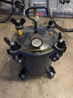 California Air 2 and 1/2 gallon pressure pot