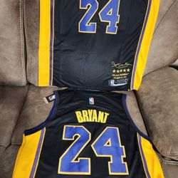 Lakers Kobe Bryant Jersey (stitched autograph.)