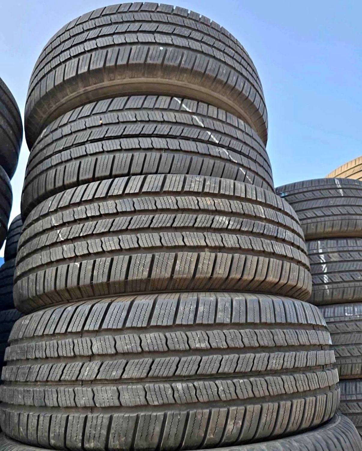 Vendo 265/70/R17 Michelin Las 4 Por $180