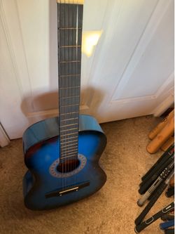 Acoustic guitar like new new strings