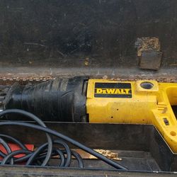 Dewalt 110v Sawzall/ RECIPROCATING  Saw  In Metal Case 