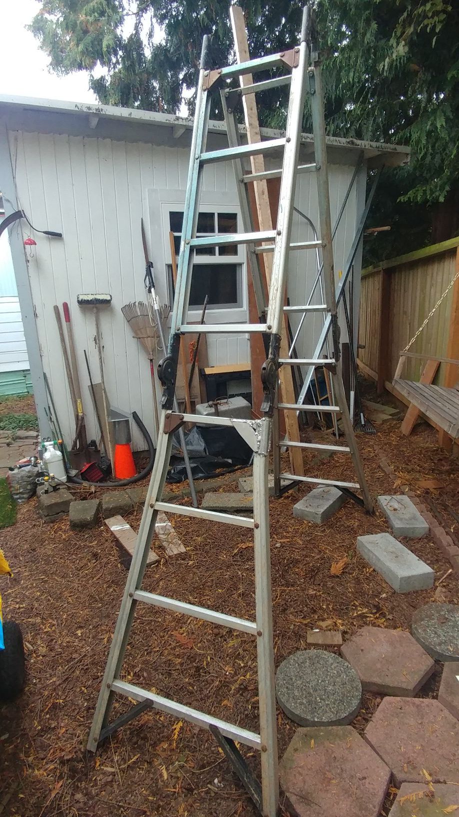 Articulating 8' Aluminum Ladder
