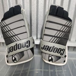 Cooper AS40 Hockey Gloves...please see the measurements to use for sizing. no size label