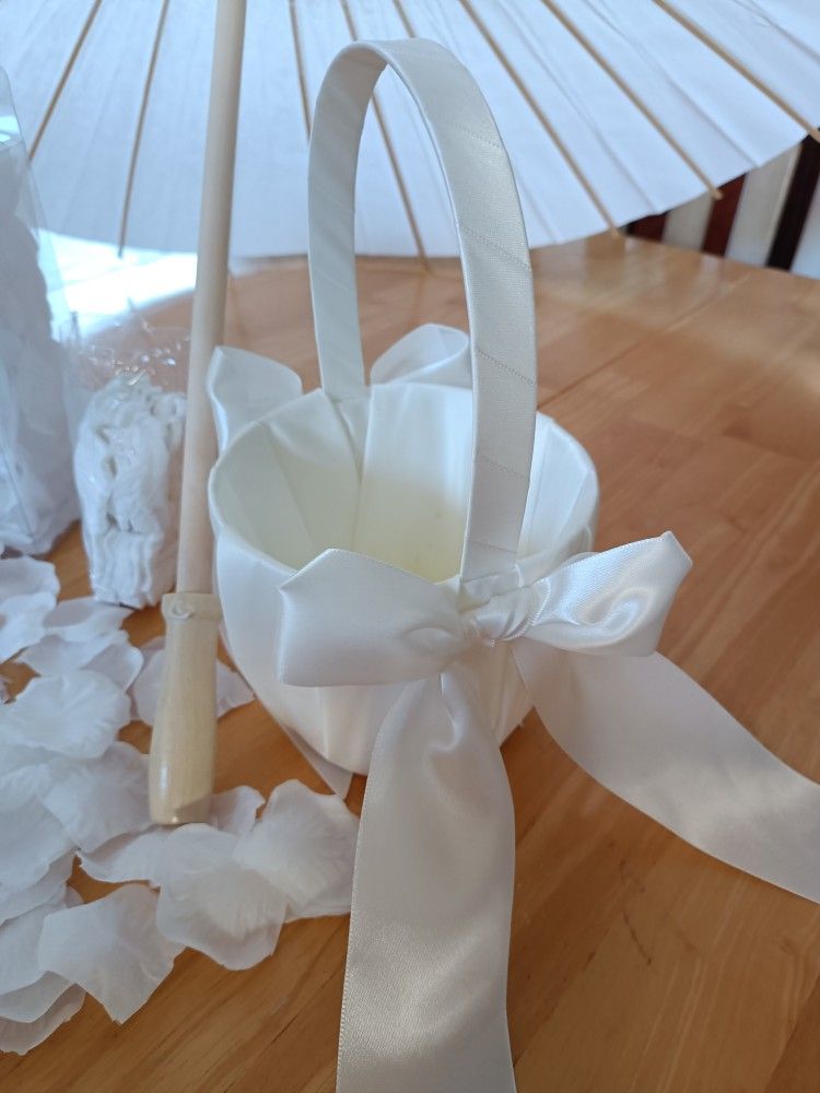 Flower girl accessories silk basket, faux flower petals & paper parasol
Condition for all items is used
$20 for any two items or bundle more to save