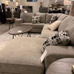 Huge Ultra Comfort Casual Style Platinum Couch Sectional With Chaise👌 Living Room Set🤩 On Display 🏠 New Brand ✔️