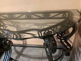 Mesa de recibidor de metal café con vidrio $200 OBO