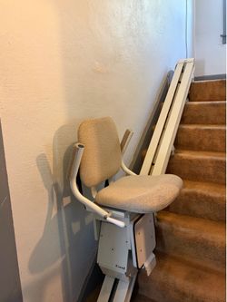 Motorized Stair Lift Chair with Rail System – Excellent Condition