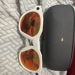 Lo estoy vendiendo cuentan 400 y lo estoy dando en 300 los lente tienen cámara y tiene bosina para escuchar musica y puedes grabar y tirar foto