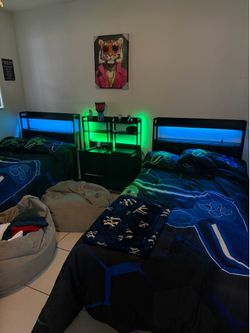 Juego de cuarto para niños 2 camas Twin y sus Mesas de noche | 2 Twin Beds with Mattresses & Storage Headboards – Great Condition