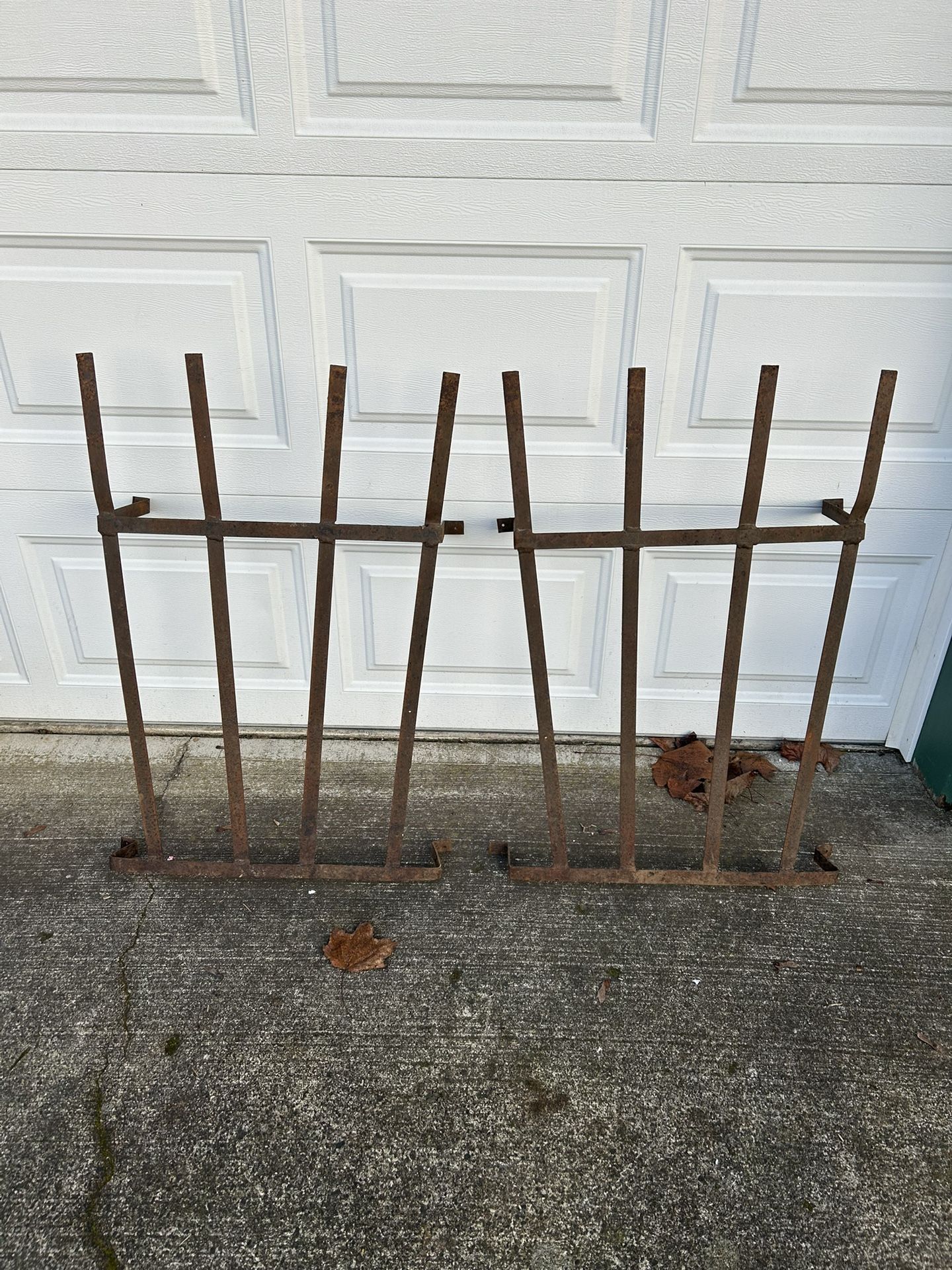 Two antique metal racks for hay/straw for animal feeding Measures 24“ x 35“ and about 10 inches wide at the top. Great for a manger/barn/crafting/man